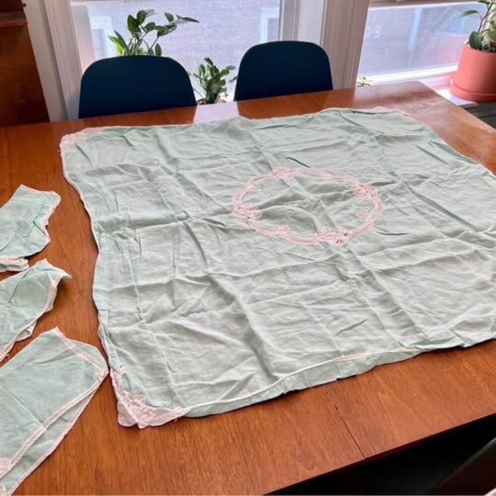 Vintage Linen & Lace Tablecloth & Napkins Set